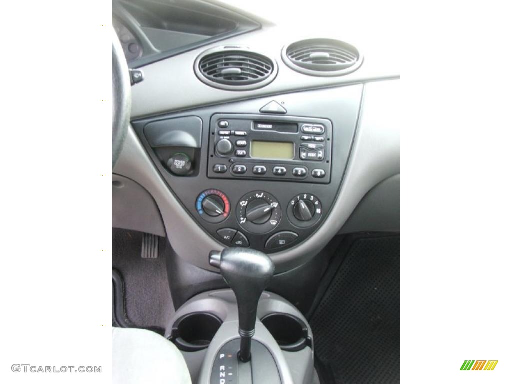 2000 Ford Focus SE Wagon Controls Photo #40877491