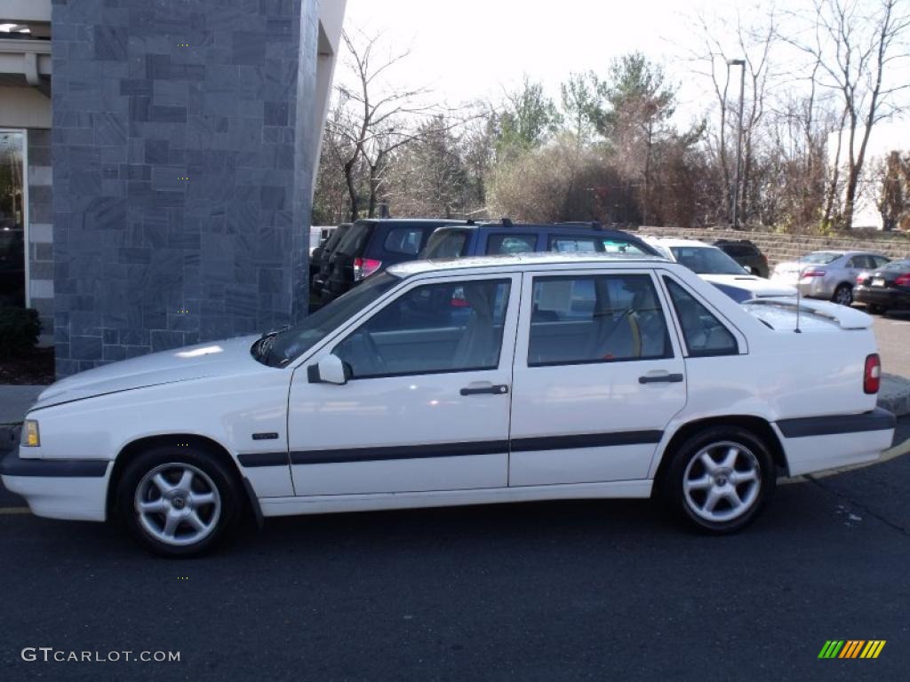 1995 850 Sedan - White / Taupe photo #2