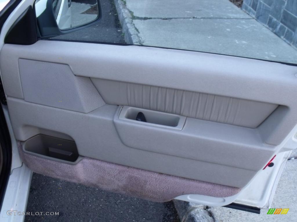 1995 850 Sedan - White / Taupe photo #13