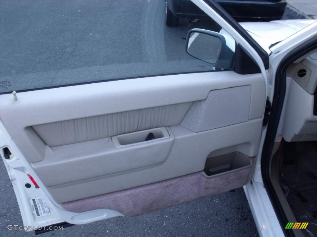 1995 850 Sedan - White / Taupe photo #16