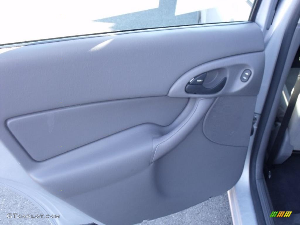 2003 Focus SE Sedan - CD Silver Metallic / Medium Graphite photo #15