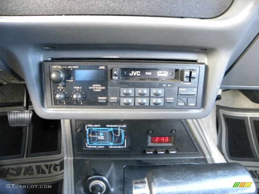 1986 Ford Mustang GT Convertible Controls Photo #40891229