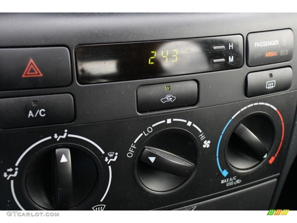 2006 Toyota Corolla S Controls Photo #40894181