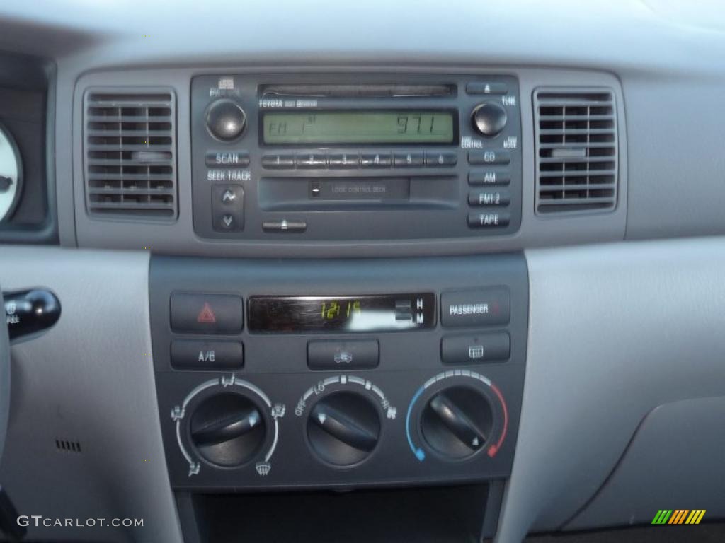 2004 Corolla LE - Lunar Mist Silver Metallic / Light Gray photo #18