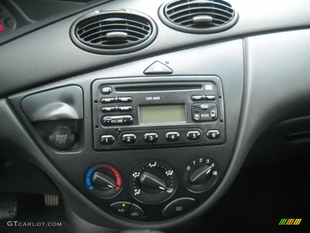 2000 Ford Focus LX Sedan Controls Photo #40907965