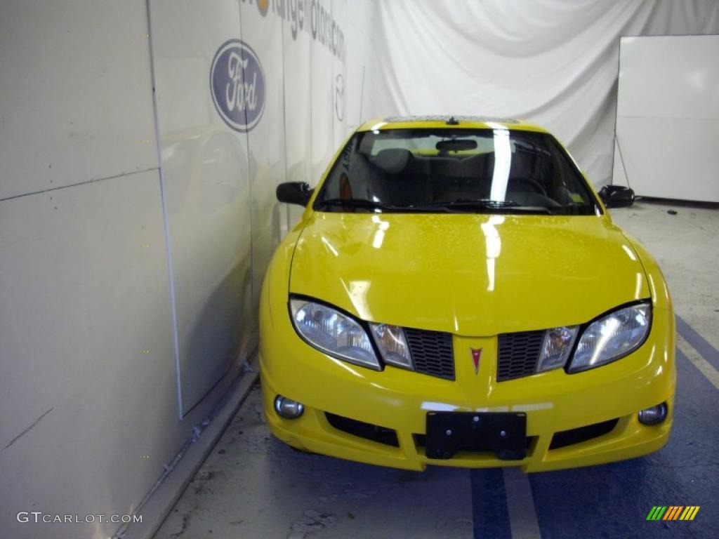 2004 Sunfire Coupe - Rally Yellow / Graphite photo #2