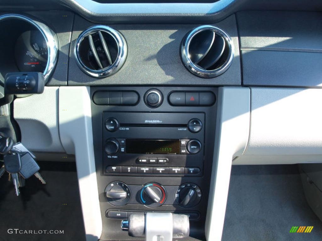 2006 Mustang V6 Premium Convertible - Black / Light Graphite photo #12