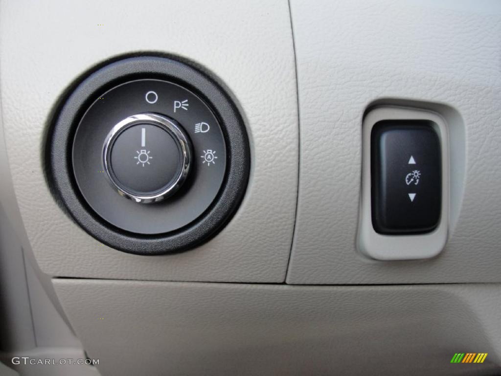 2011 Ford Taurus SE Controls Photo #40927293