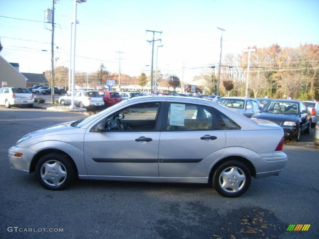 2003 Focus LX Sedan - CD Silver Metallic / Medium Graphite photo #2