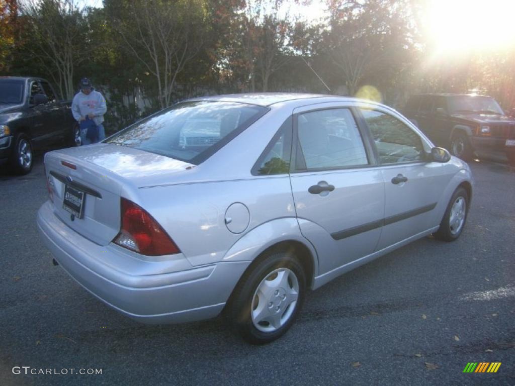 2003 Focus LX Sedan - CD Silver Metallic / Medium Graphite photo #5