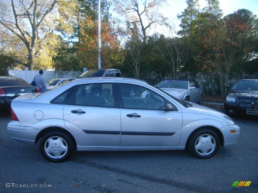 2003 Focus LX Sedan - CD Silver Metallic / Medium Graphite photo #6