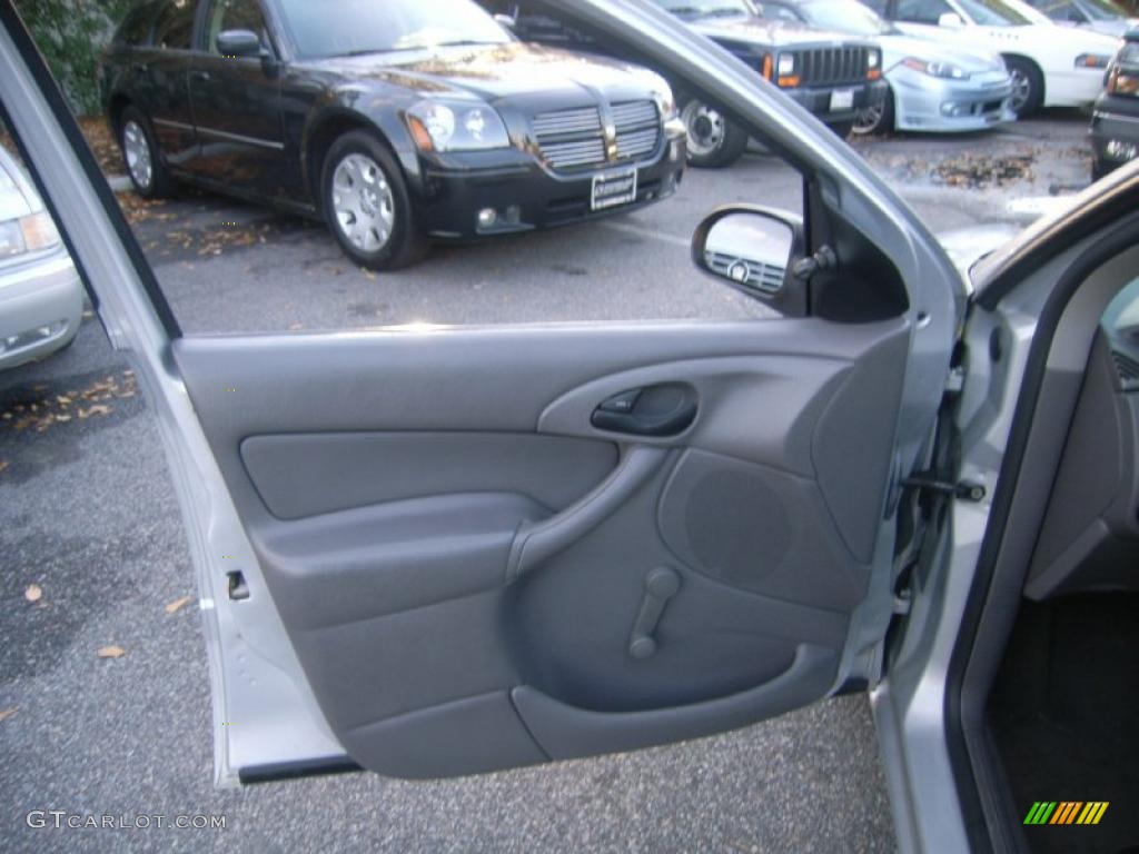 2003 Focus LX Sedan - CD Silver Metallic / Medium Graphite photo #13