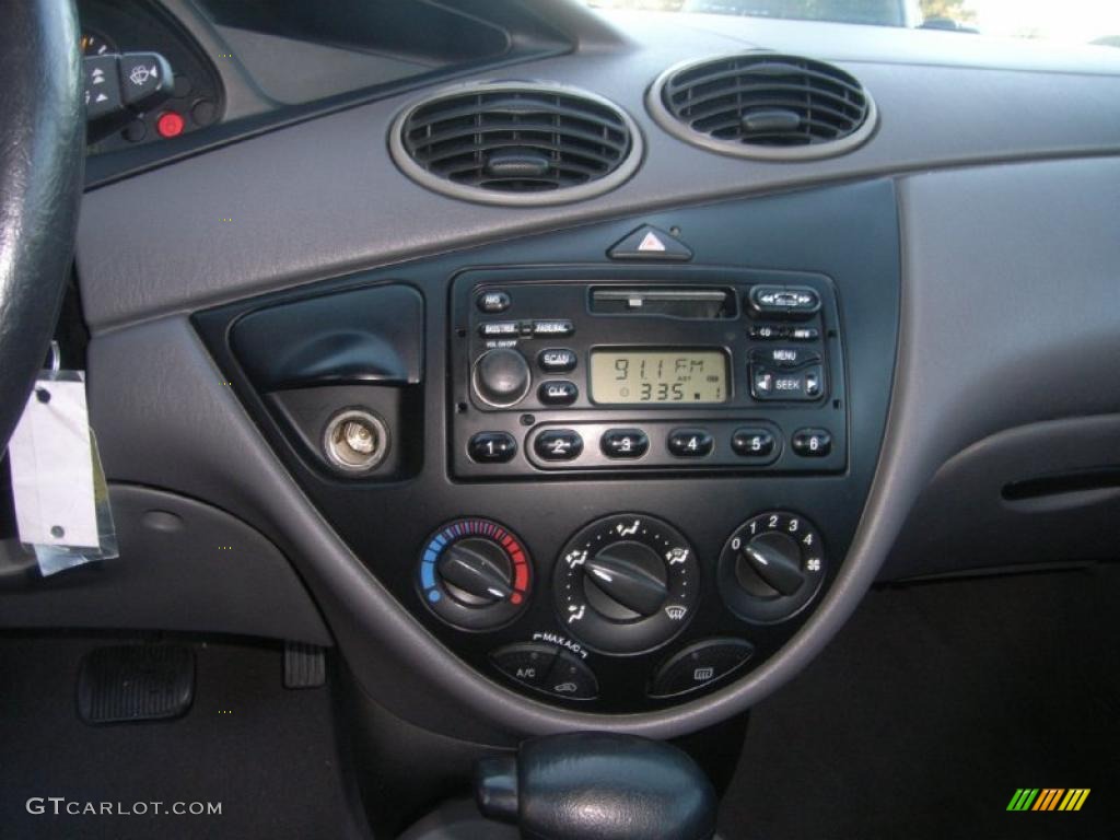 2003 Focus LX Sedan - CD Silver Metallic / Medium Graphite photo #16