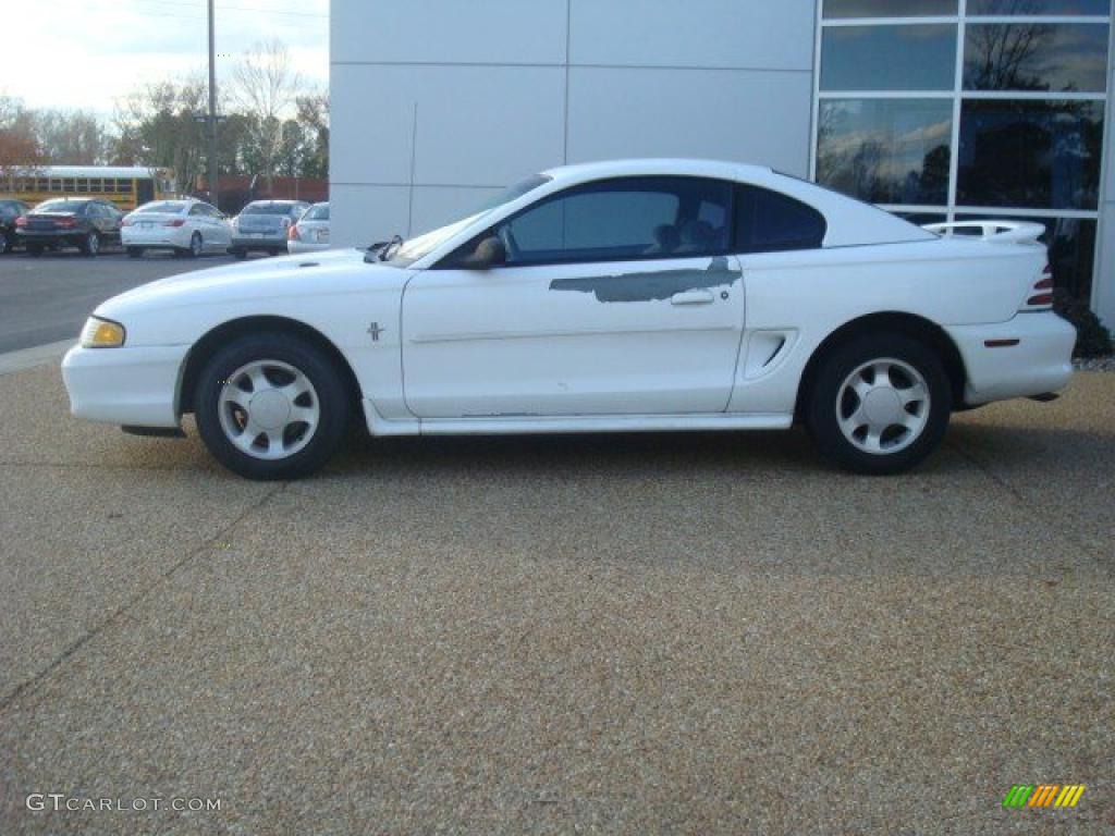 1995 Mustang V6 Coupe - Crystal White / Gray photo #3