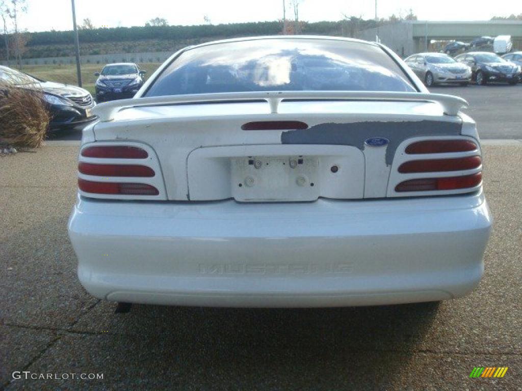 1995 Mustang V6 Coupe - Crystal White / Gray photo #5