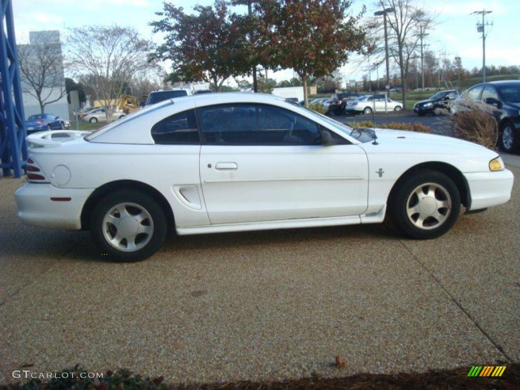 1995 Mustang V6 Coupe - Crystal White / Gray photo #7