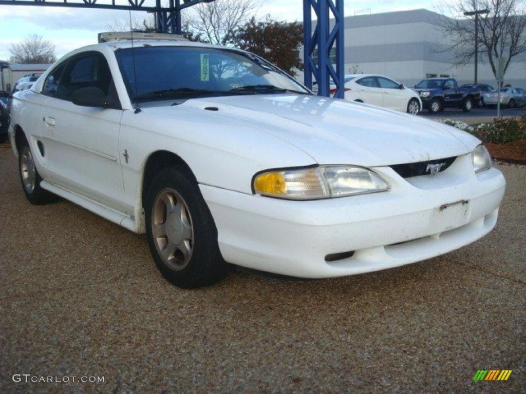 Crystal White 1995 Ford Mustang V6 Coupe Exterior Photo #40941302