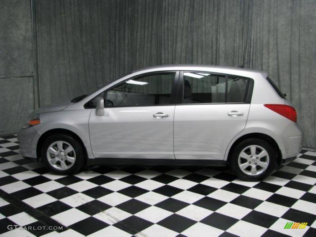 2009 Versa 1.8 SL Hatchback - Brillant Silver / Charcoal photo #1