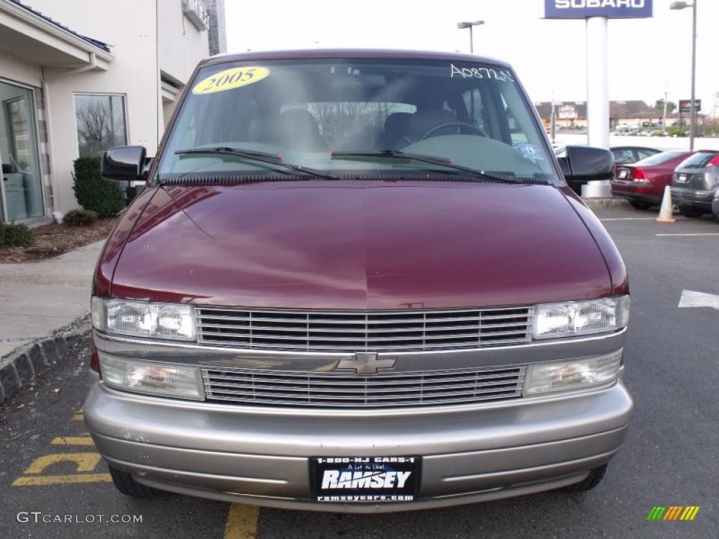 2005 Astro LT AWD Passenger Van - Dark Carmine Red Metallic / Neutral photo #8