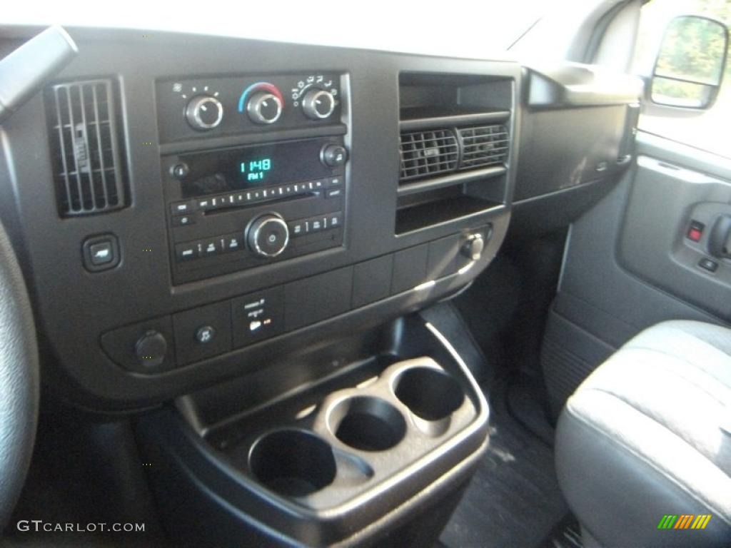 2010 Chevrolet Express LT 3500 Extended Passenger Van Controls Photo #40979248