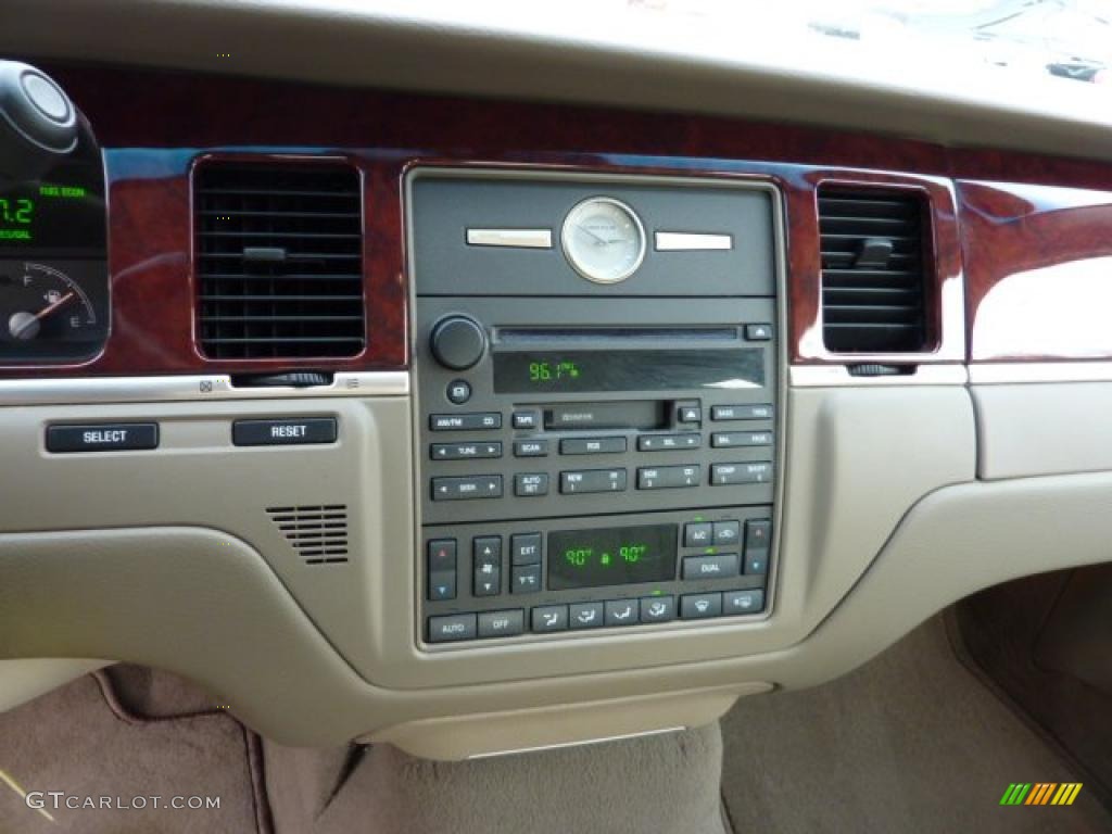 2004 Lincoln Town Car Signature Controls Photo #40985377