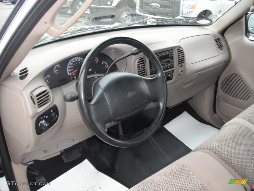 Medium Parchment Interior 2002 Ford F150 XLT Regular Cab Photo #40988517