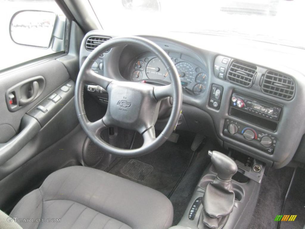 2004 Chevrolet Blazer LS 4x4 Medium Gray Dashboard Photo #40995566