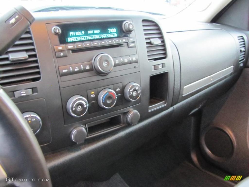 2007 GMC Sierra 2500HD SLE Crew Cab 4x4 Controls Photo #41017335