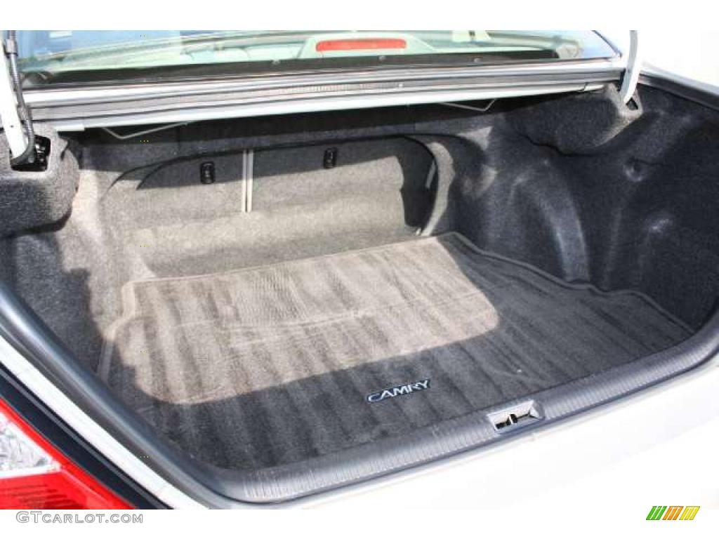 2004 Toyota Camry LE Trunk Photo #41024088