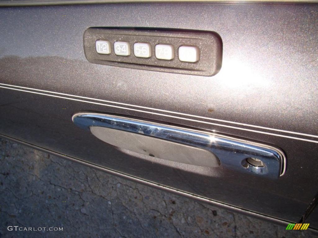 2004 Crown Victoria LX - Midnight Grey Metallic / Light Flint photo #30