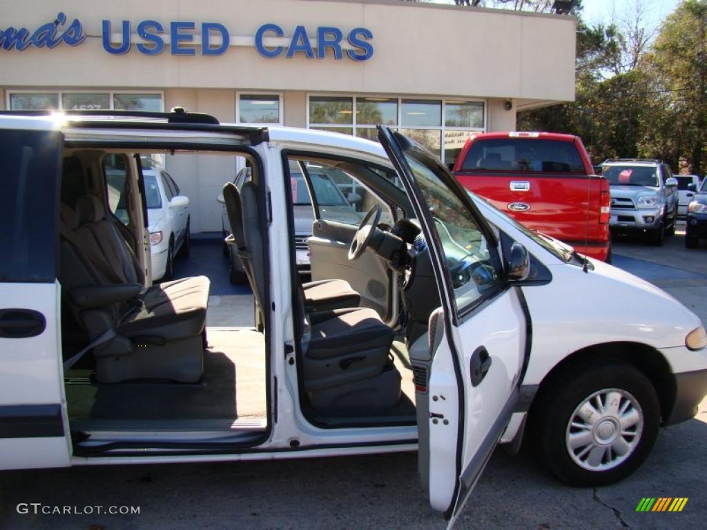 1998 Grand Voyager SE - Bright White / Silver Fern photo #16