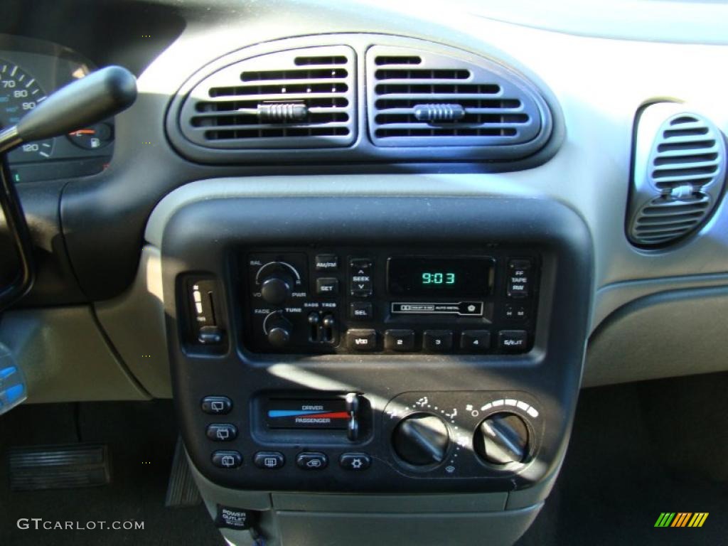1998 Grand Voyager SE - Bright White / Silver Fern photo #22