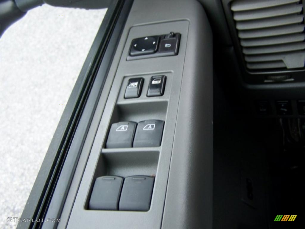 2005 Nissan Titan LE Crew Cab 4x4 Controls Photo #41045257