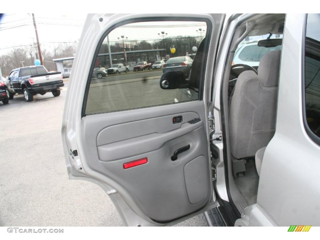 2004 Chevrolet Tahoe LS 4x4 Gray/Dark Charcoal Door Panel Photo #41062219