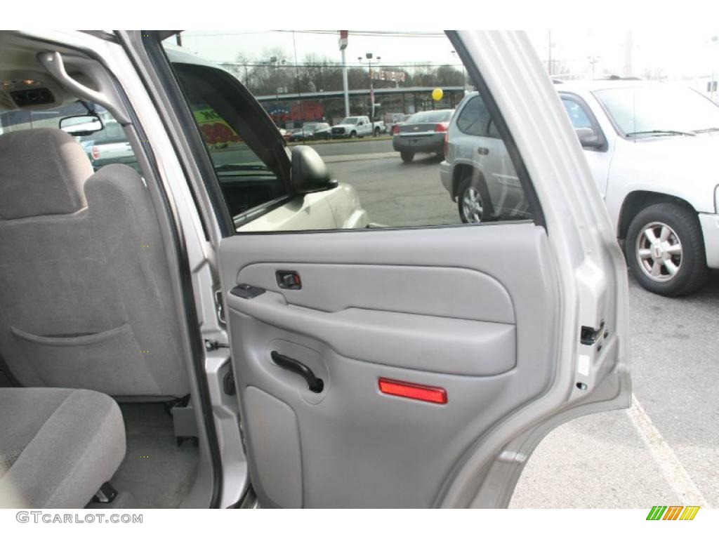 2004 Chevrolet Tahoe LS 4x4 Gray/Dark Charcoal Door Panel Photo #41062235