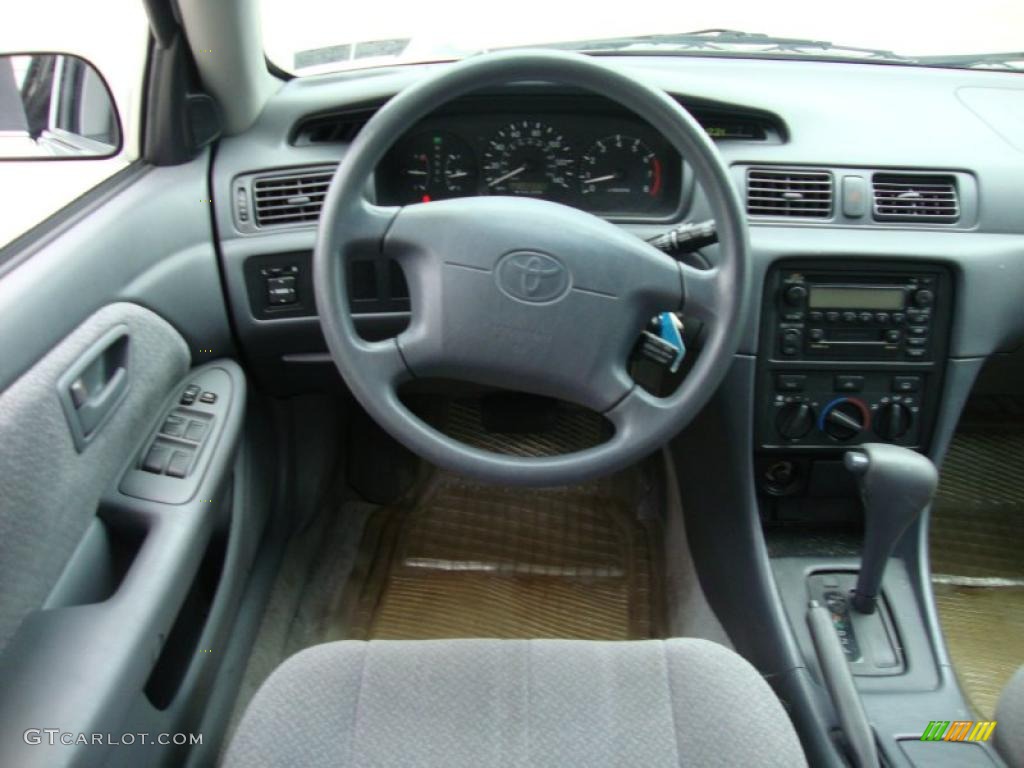 2000 Toyota Camry LE Gray Dashboard Photo #41064519