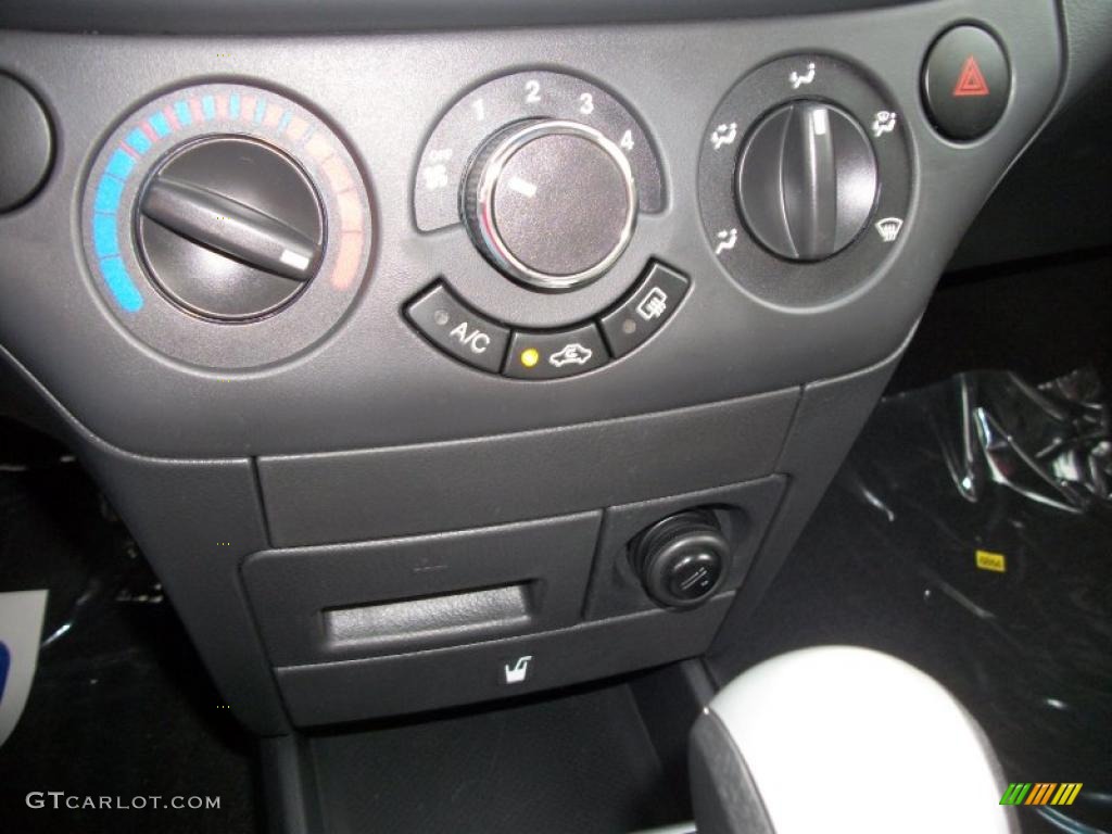 2011 Chevrolet Aveo Aveo5 LT Controls Photo #41073181