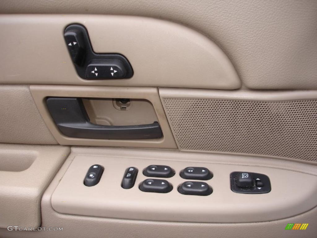 2005 Ford Crown Victoria LX Controls Photo #41081475