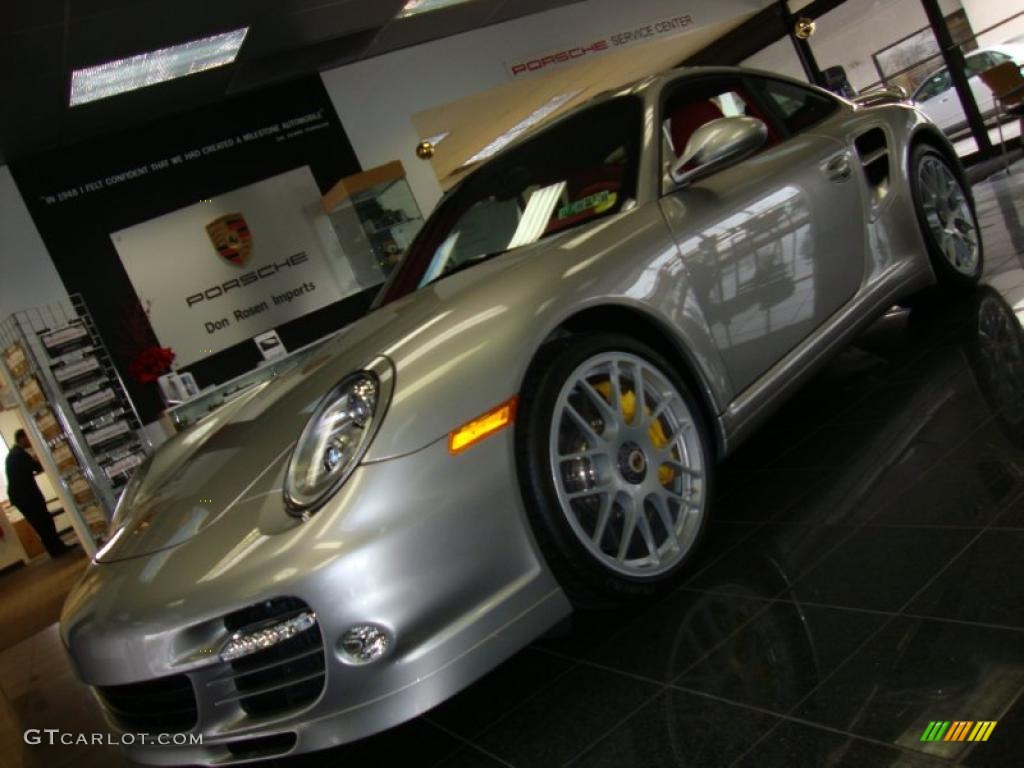 Platinum Silver Metallic Porsche 911