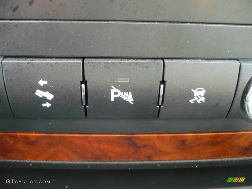 2007 Chevrolet Suburban 1500 LT Controls Photo #41090432