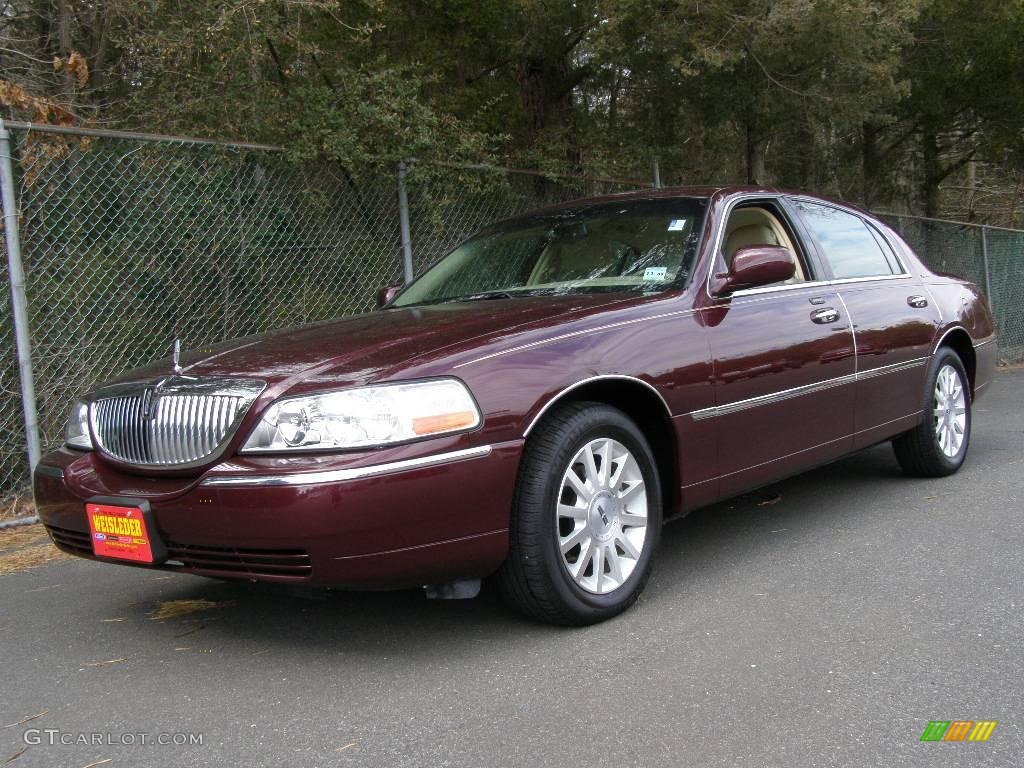 2006 Town Car Signature - Dark Cherry Metallic / Medium Light Stone photo #1