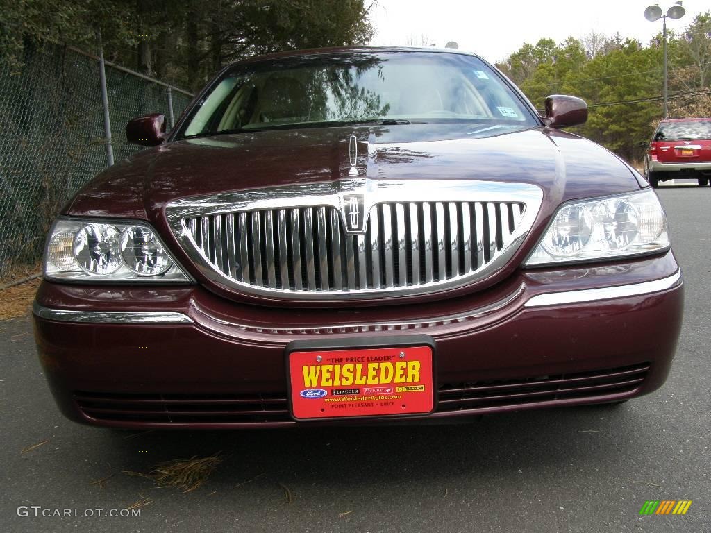 2006 Town Car Signature - Dark Cherry Metallic / Medium Light Stone photo #2
