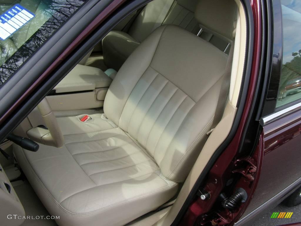 2006 Town Car Signature - Dark Cherry Metallic / Medium Light Stone photo #10