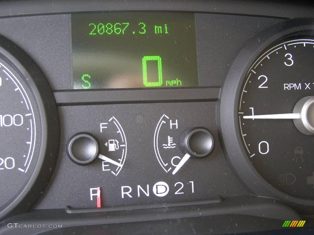 2006 Town Car Signature - Dark Cherry Metallic / Medium Light Stone photo #15