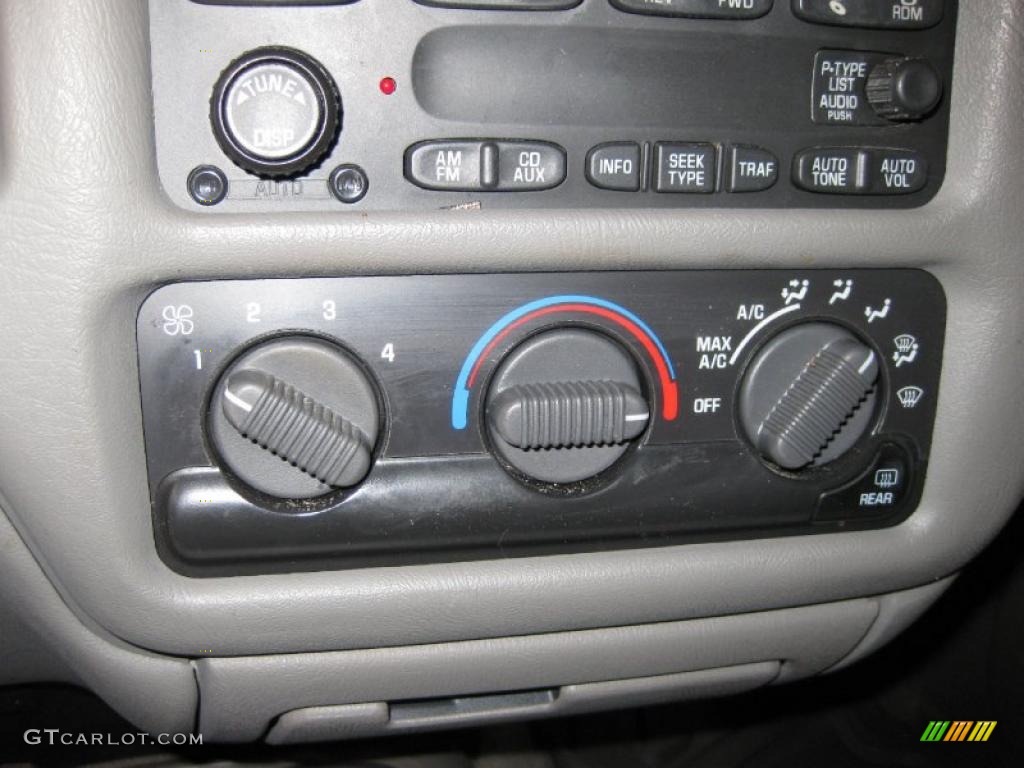 2002 Chevrolet Blazer LS Controls Photo #41108994