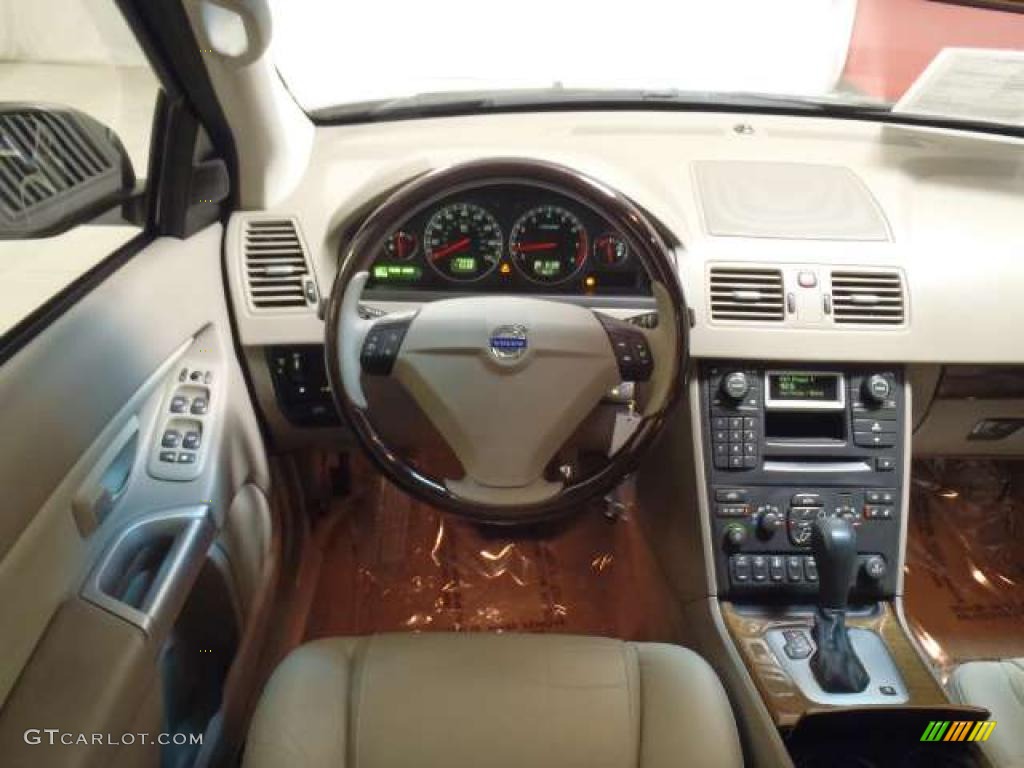2005 Volvo XC90 V8 AWD Taupe/Light Taupe Dashboard Photo #41116651