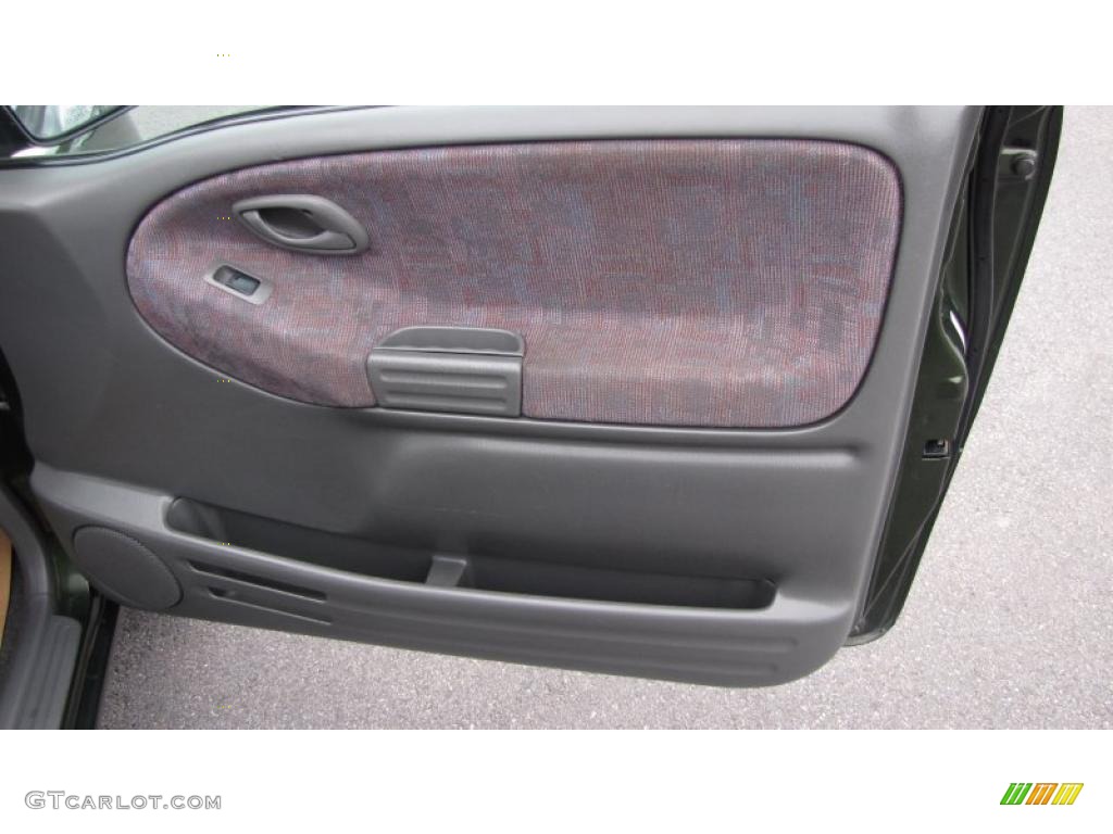2001 Chevrolet Tracker Hardtop 4WD Medium Gray Door Panel Photo #41119079