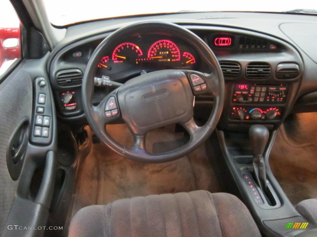 2000 Grand Prix GT Sedan - Bright Red / Graphite photo #7