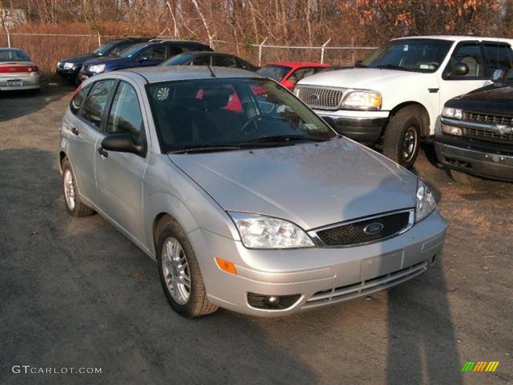 2005 Focus ZX5 SE Hatchback - CD Silver Metallic / Dark Flint/Light Flint photo #3