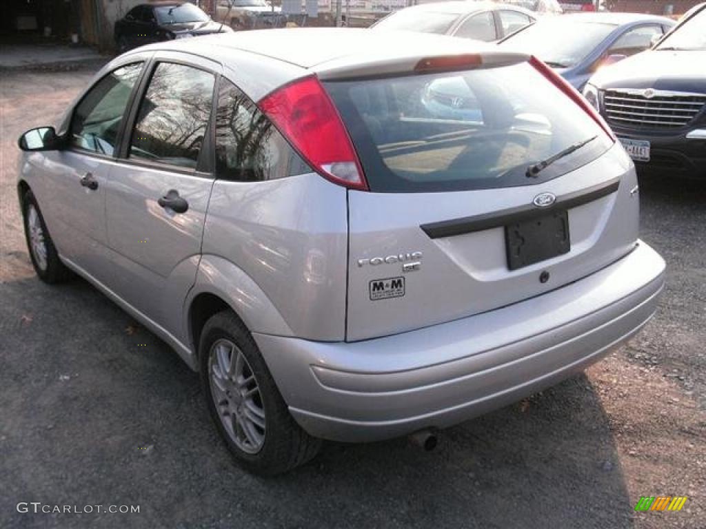 CD Silver Metallic 2005 Ford Focus ZX5 SE Hatchback Exterior Photo #41122659